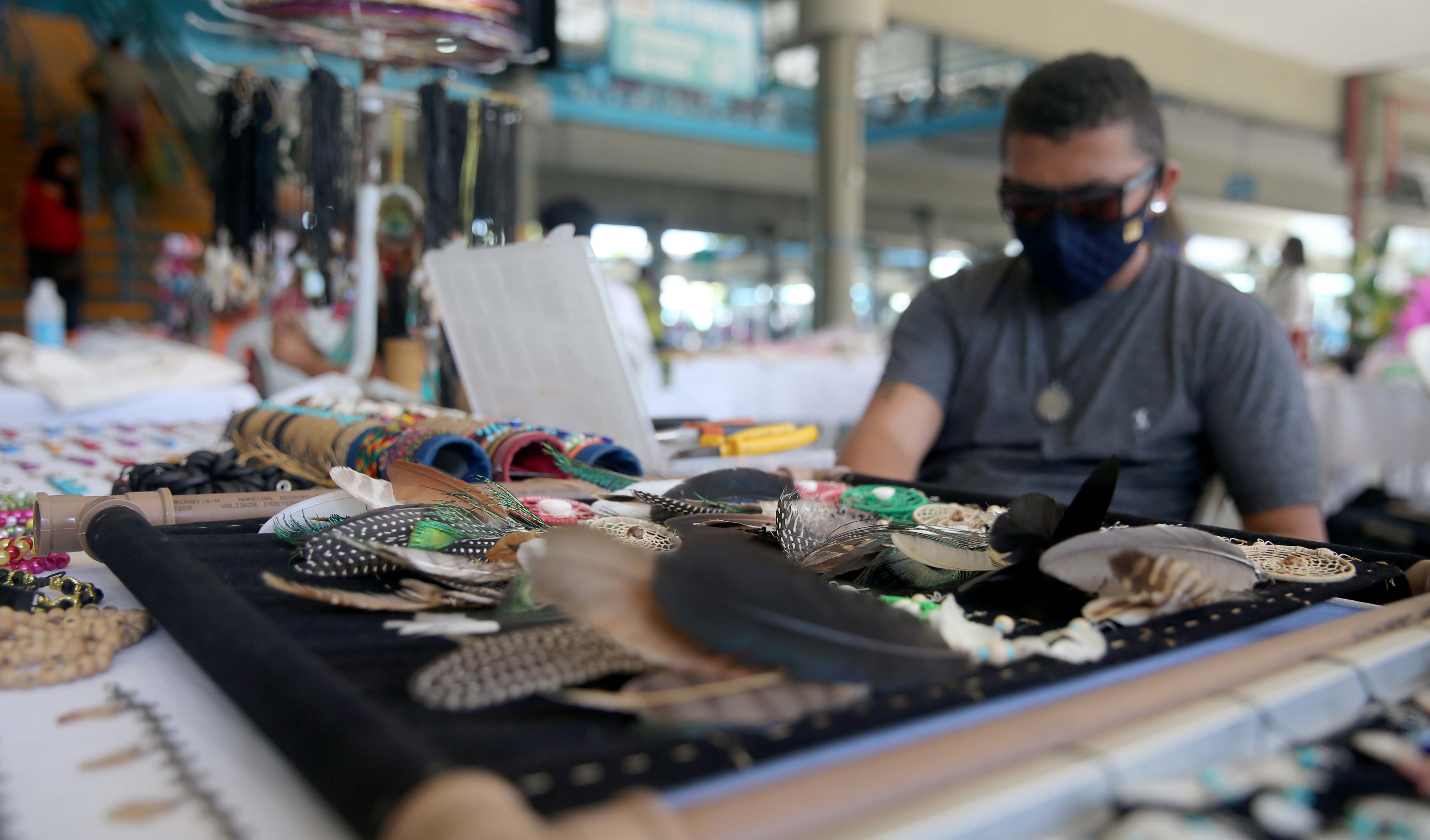 a foto mostra a exposição de produtos artesanais em um terminal de ônibus